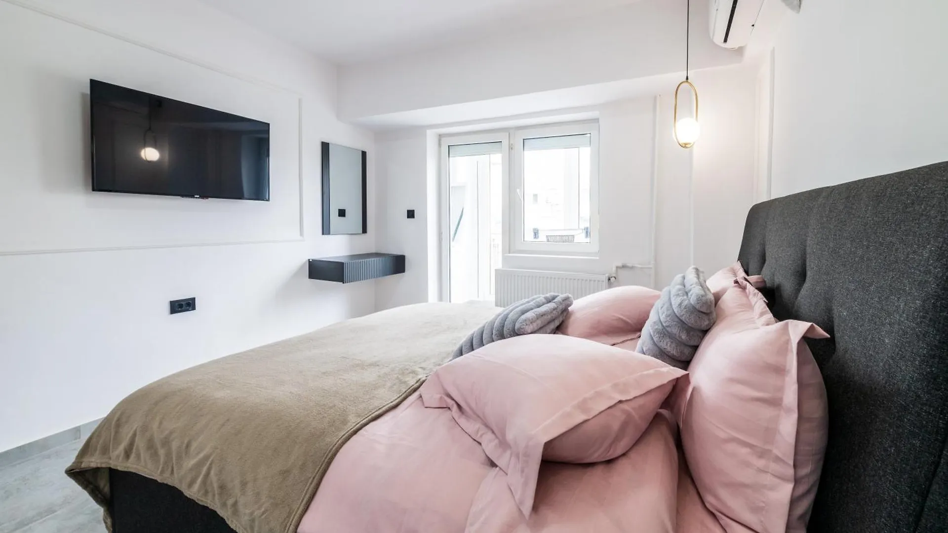 Charming Retreat - Cozy 2Br Near City Center Bucharest Apartment