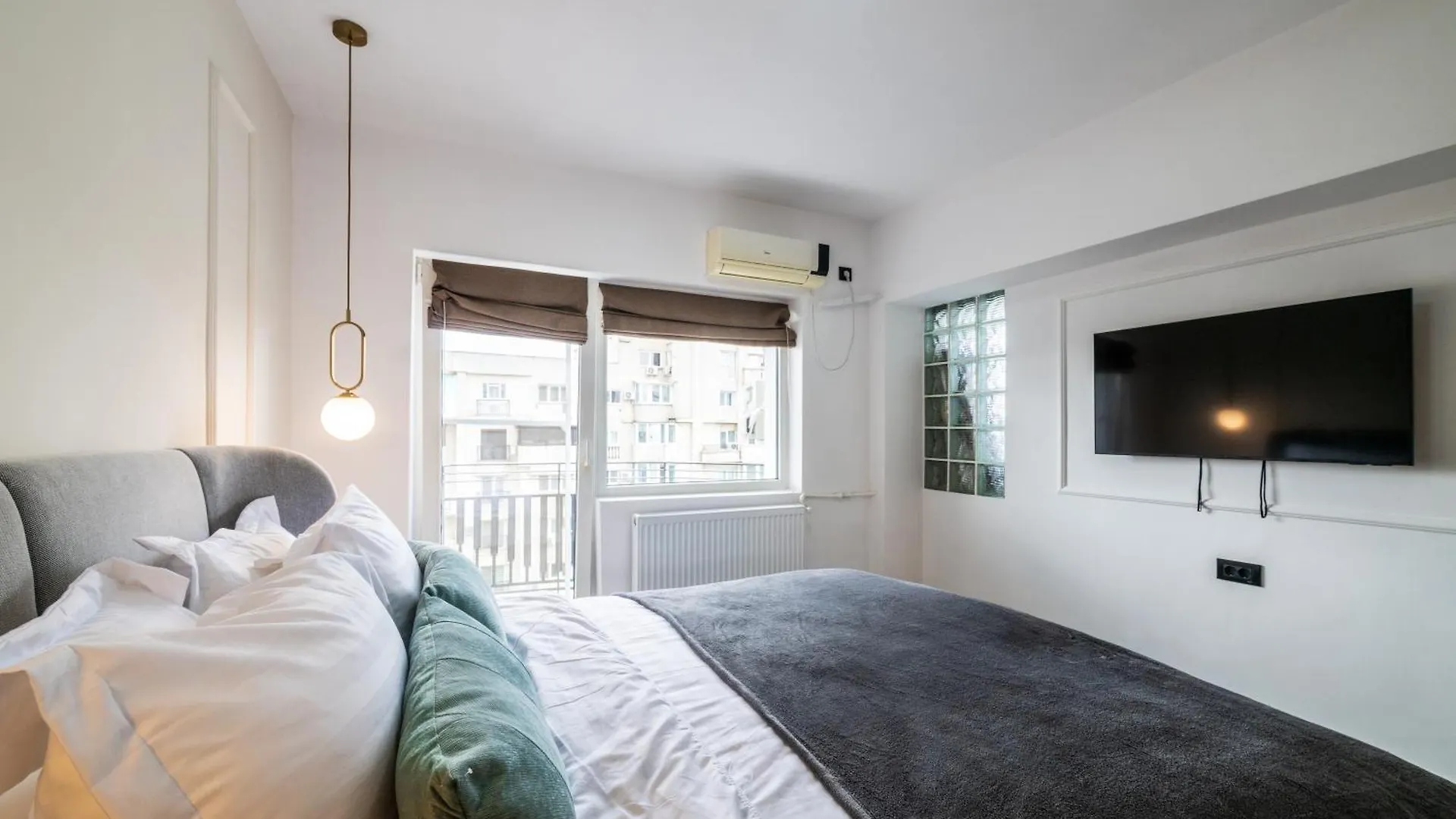 Апартаменты Charming Retreat - Cozy 2Br Near City Center Бухарест