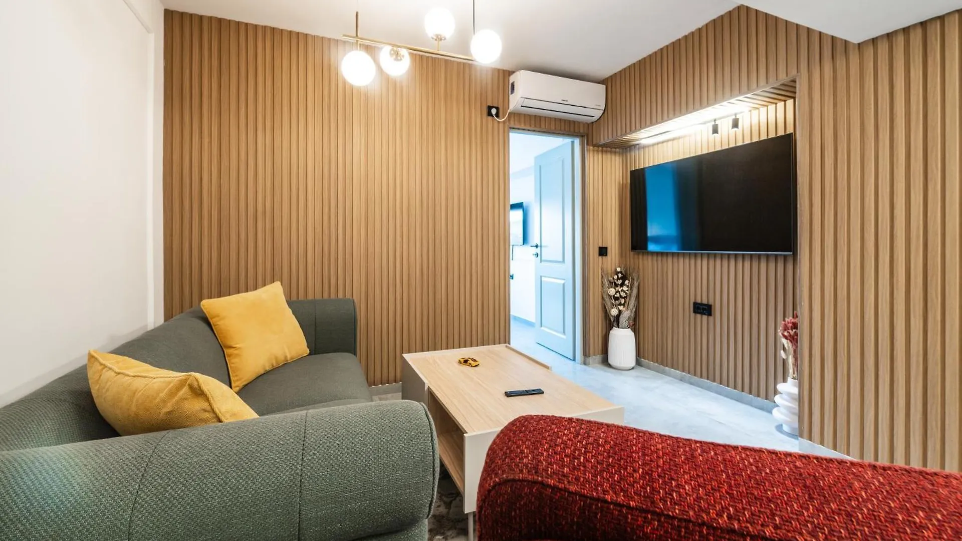 Charming Retreat - Cozy 2Br Near City Center Бухарест