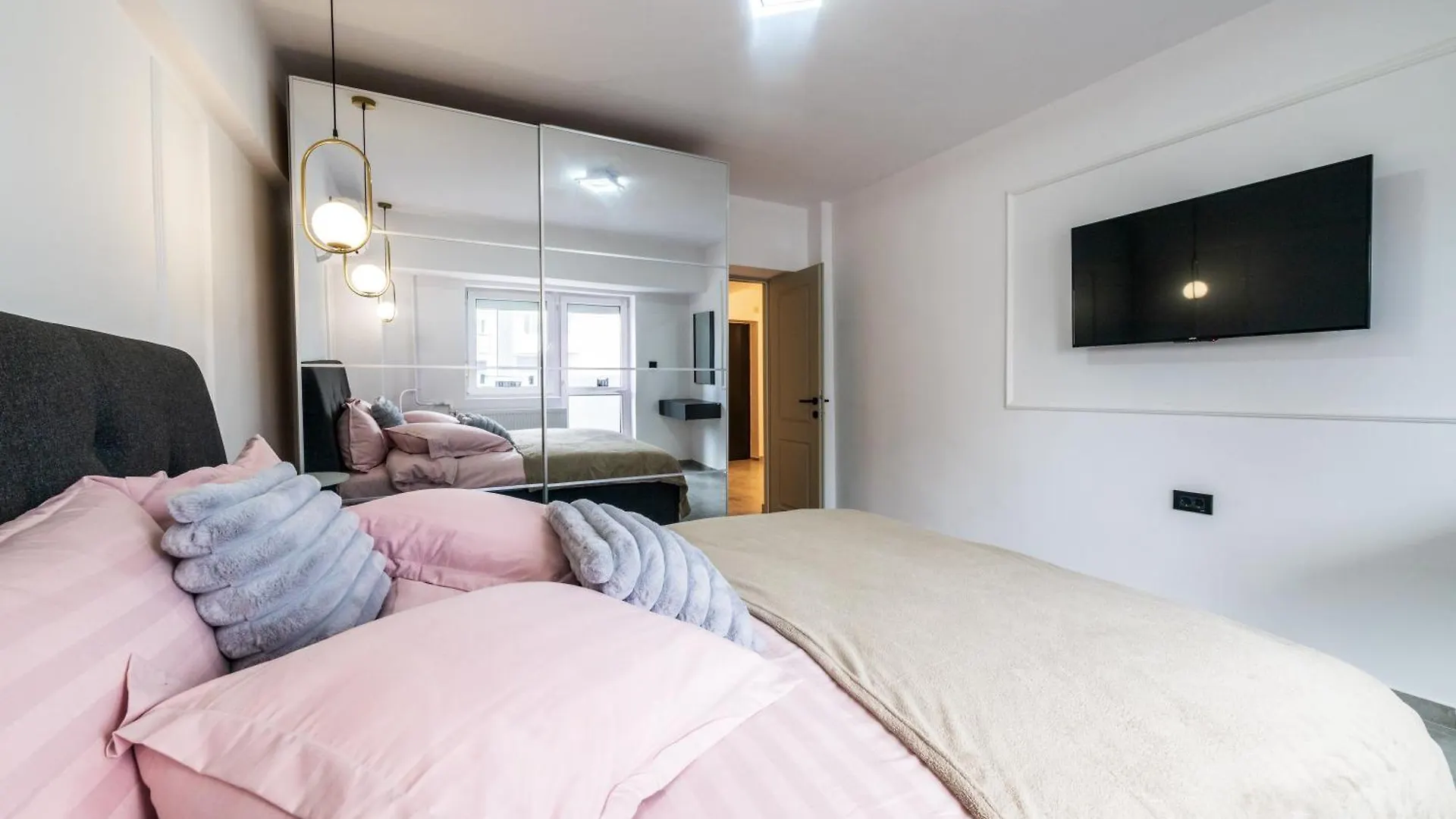 Charming Retreat - Cozy 2Br Near City Center Бухарест Апартаменты