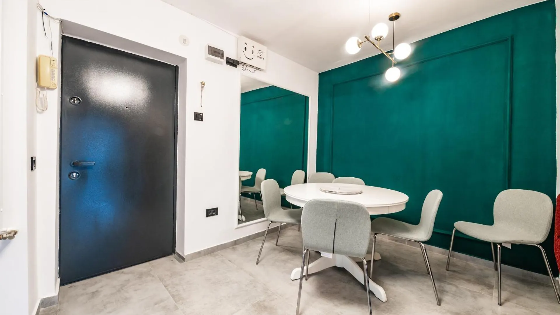 Charming Retreat - Cozy 2Br Near City Center Bucareste Apartamento