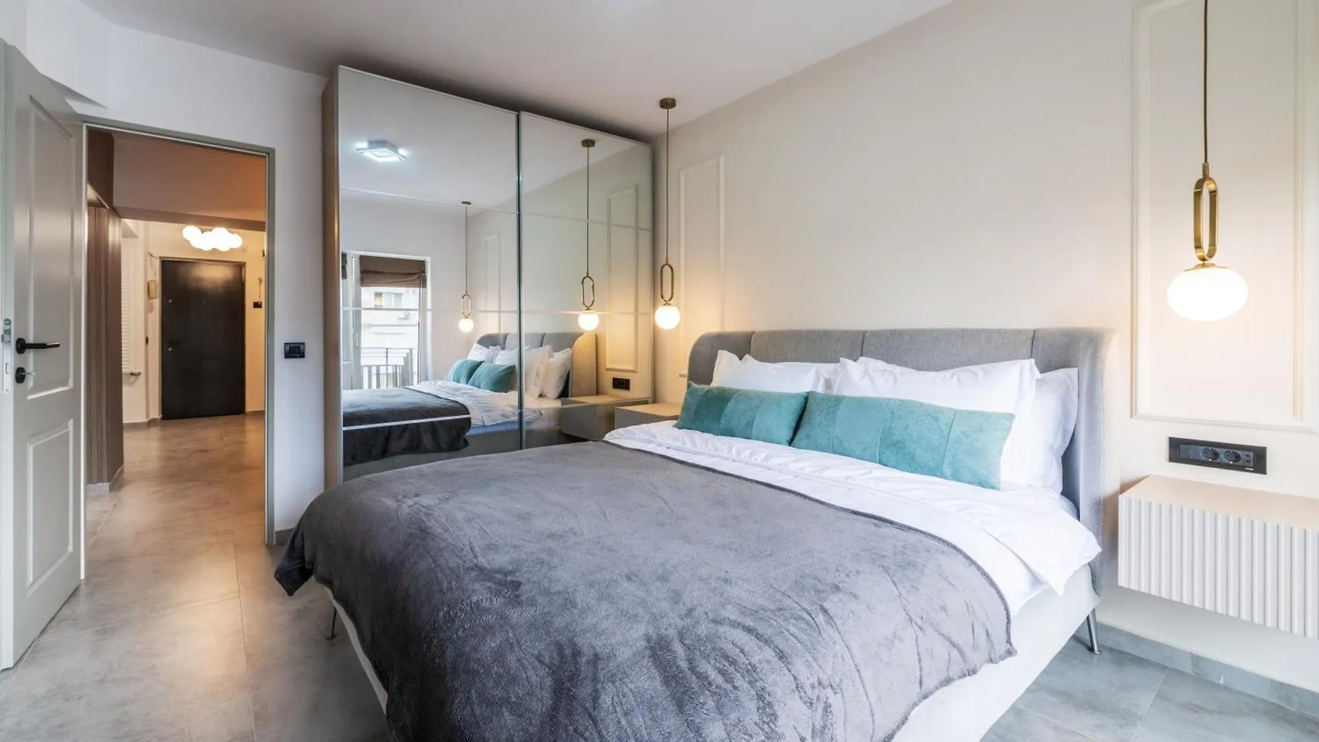 Charming Retreat - Cozy 2Br Near City Center Bucareste Apartamento