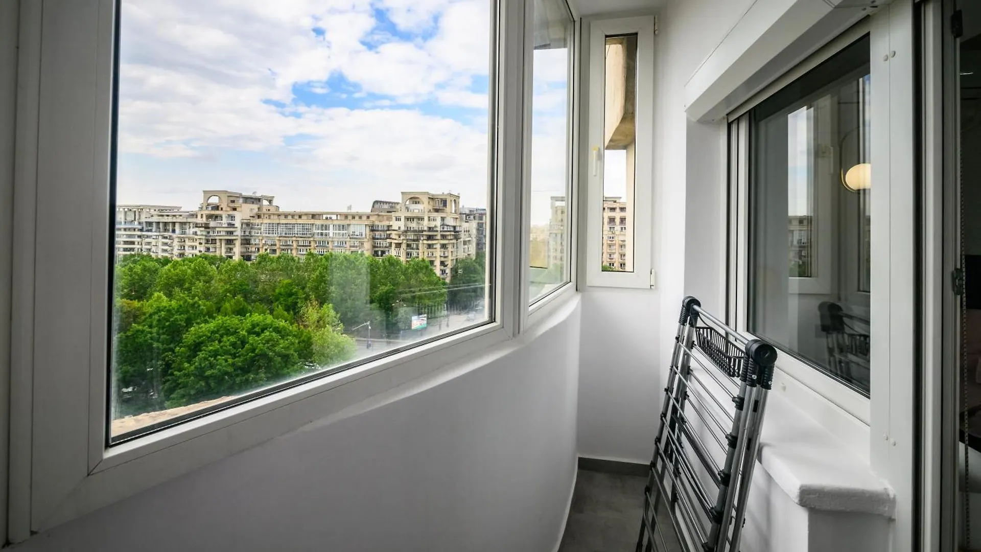Charming Retreat - Cozy 2Br Near City Center Bucareste 0*,